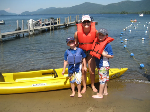 kids and mom kayakling